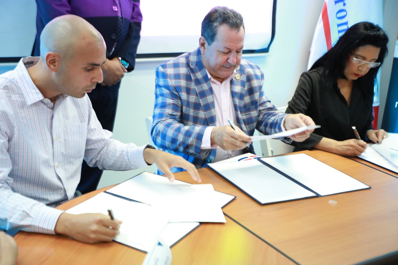 Promipyme, Uber, Intrant, firman convenio para impulsar movilidad sostenible en el país